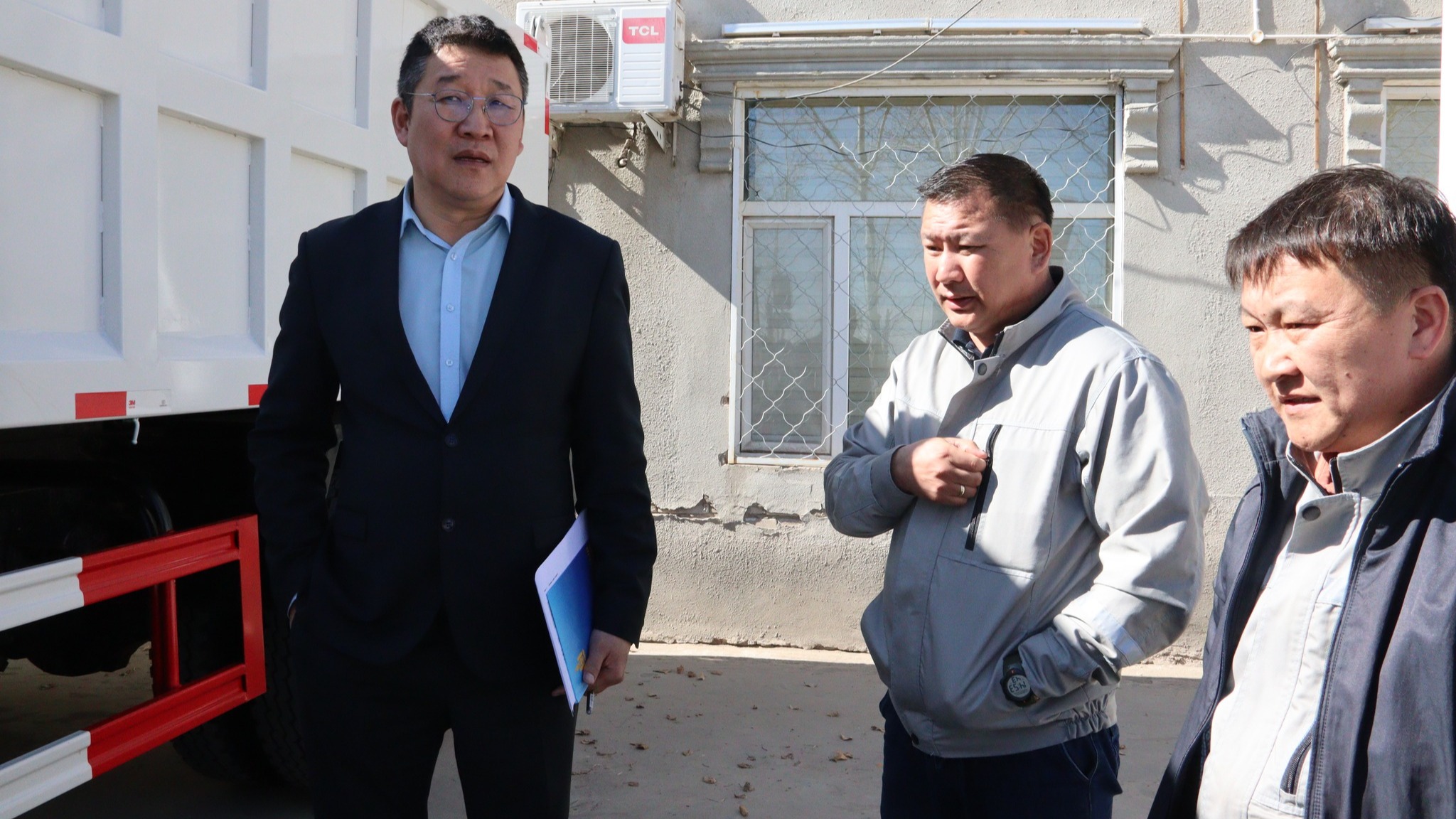 ХЭРЛЭН ТОХИЖИЛТ ҮЙЛЧИЛГЭЭ ОРОН НУТГИЙН ӨМЧИТ АЖ АХУЙН ТООЦООТ ҮЙЛДВЭРИЙН ГАЗАРТ ХОГ ТЭЭВРИЙН АВТО МАШИН ХҮЛЭЭЛГЭН ӨГЛӨӨ.