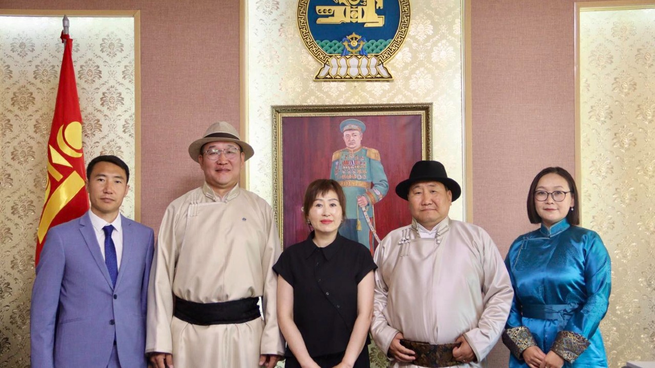 БҮГД НАЙРАМДАХ ХЯТАД АРД УЛСЫН ӨВӨРМОНГОЛЫН ӨӨРТӨӨ ЗАСАХ ОРНЫ МАНЖУУР ХОТЫН ТӨЛӨӨЛЛИЙГ ХҮЛЭЭН АВЧ УУЛЗЛАА. 