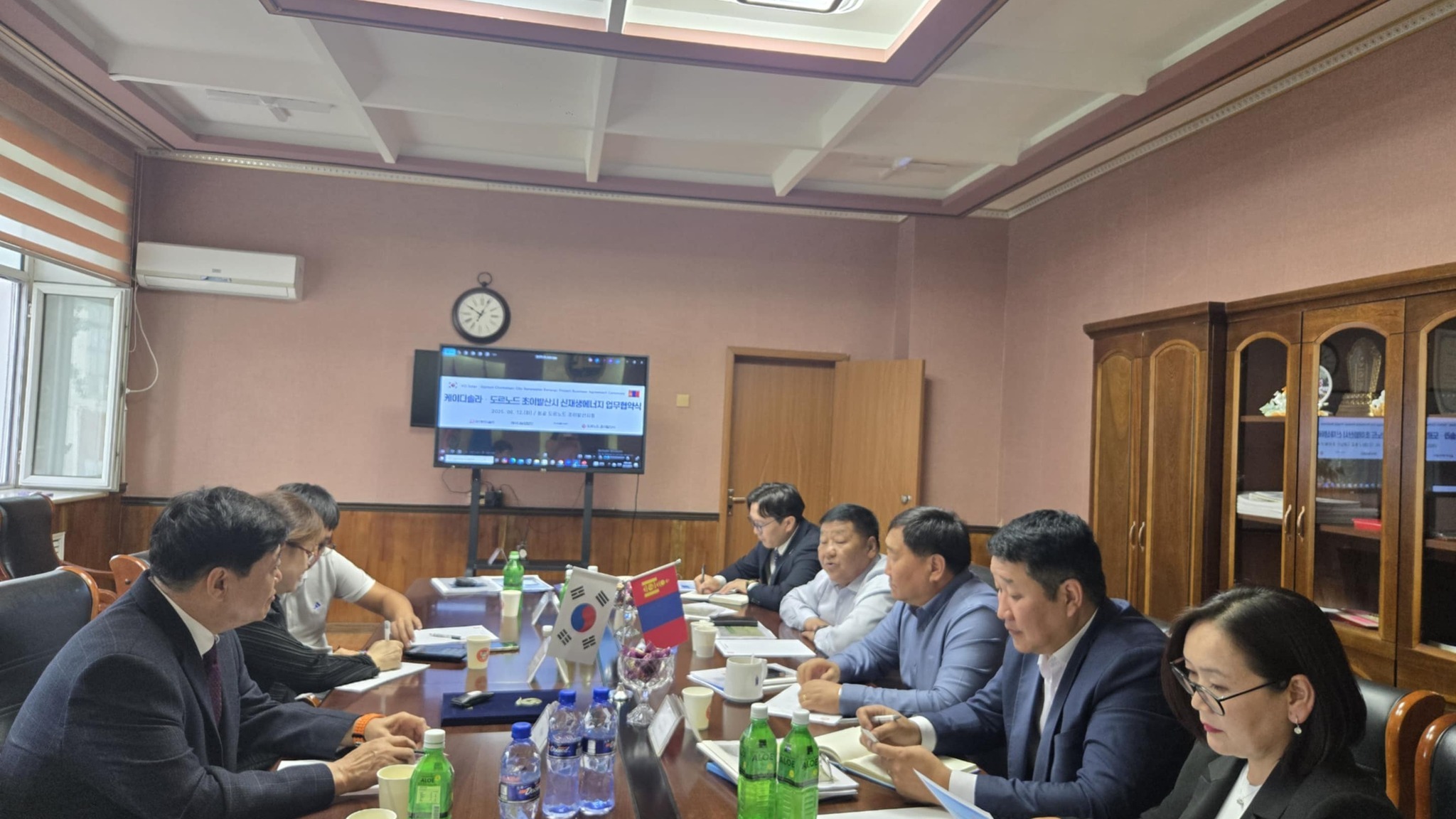 НАРНЫ СЭРГЭЭГДЭХ ЭРЧИМ ХҮЧ БОЛОН УХААЛАГ ХҮЛЭМЖ НОГООН БАЙГУУЛАМЖИЙН ТАЛААР ТӨСӨЛД ХАМТРАН АЖИЛЛАХ ГЭРЭЭ БАЙГУУЛЛАА. 