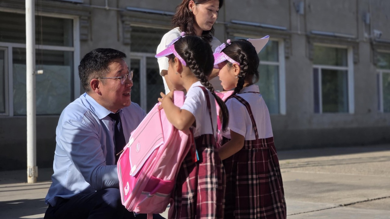 ЗОРИЛТОТ БҮЛГИЙН 120 ХҮҮХДЭД ИЖ БҮРЭН ХИЧЭЭЛИЙН ХЭРЭГСЛИЙН ДЭМЖЛЭГ ҮЗҮҮЛЛЭЭ.