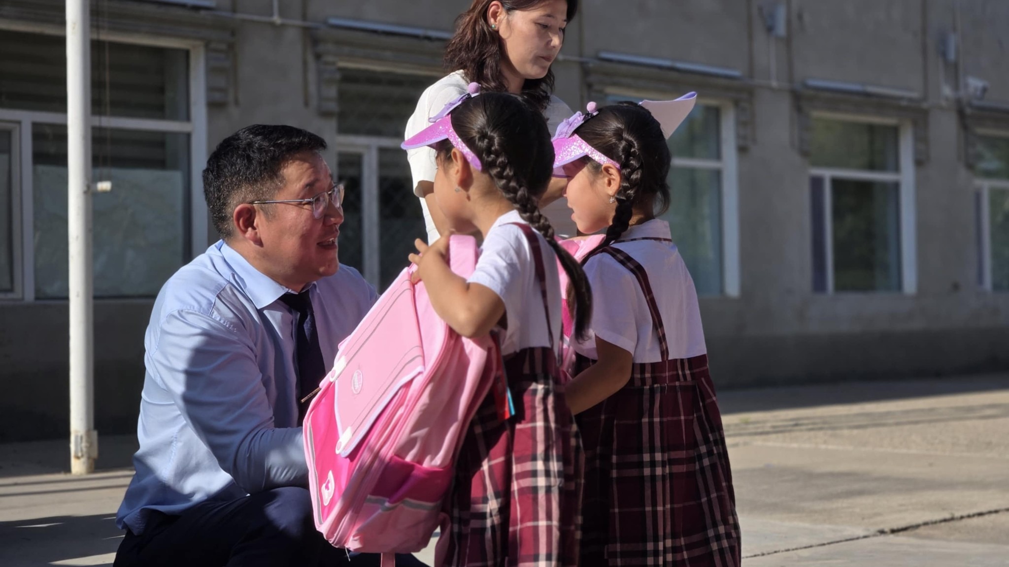 ЗОРИЛТОТ БҮЛГИЙН 120 ХҮҮХДЭД ИЖ БҮРЭН ХИЧЭЭЛИЙН ХЭРЭГСЛИЙН ДЭМЖЛЭГ ҮЗҮҮЛЛЭЭ.