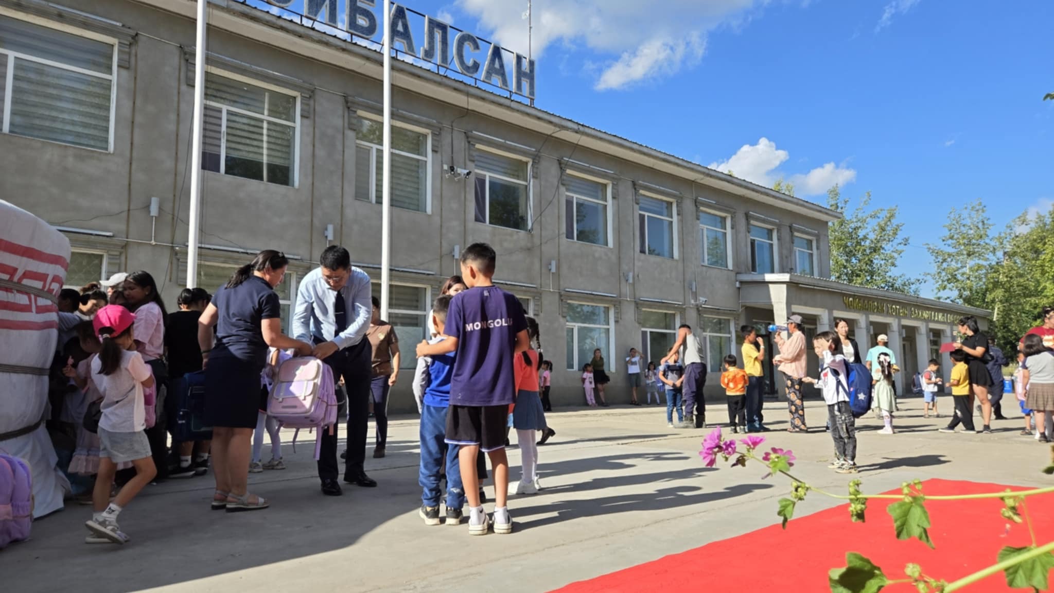 ЗОРИЛТОТ БҮЛГИЙН 120 ХҮҮХДЭД ИЖ БҮРЭН ХИЧЭЭЛИЙН ХЭРЭГСЛИЙН ДЭМЖЛЭГ ҮЗҮҮЛЛЭЭ.