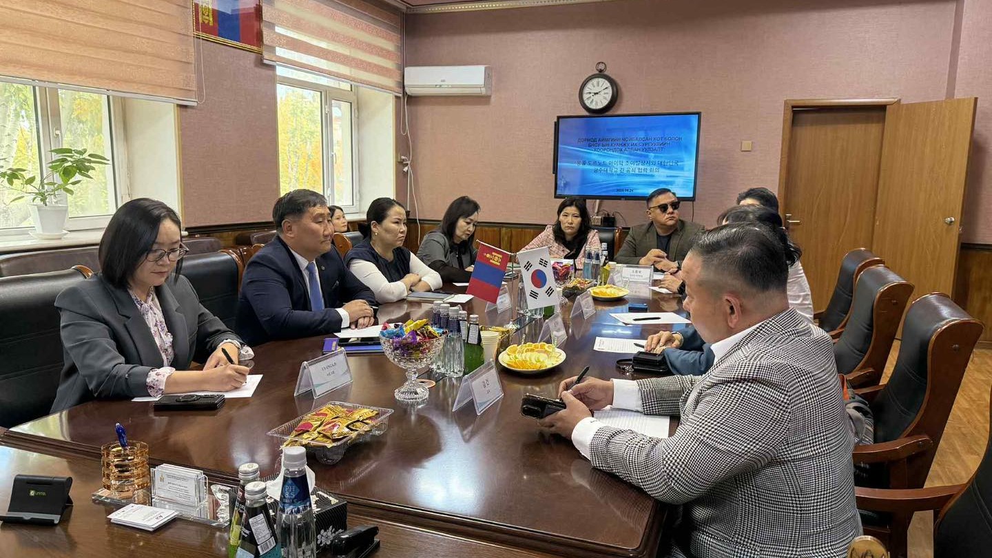 МУИС-ИЙН ЗҮҮН БҮСИЙН СУРГУУЛЬ БОЛОН ДОРНОД ПОЛИТЕХНИКИЙН КОЛЛЕЖ НЬ БНСУ-ЫН КВАНЖУ ИХ СУРГУУЛЬТАЙ ХАМТЫН АЖИЛЛАГААНЫ  ЗӨВШИЛЦӨЛД ГАРЫН ҮСЭГ ЗУРЛАА.