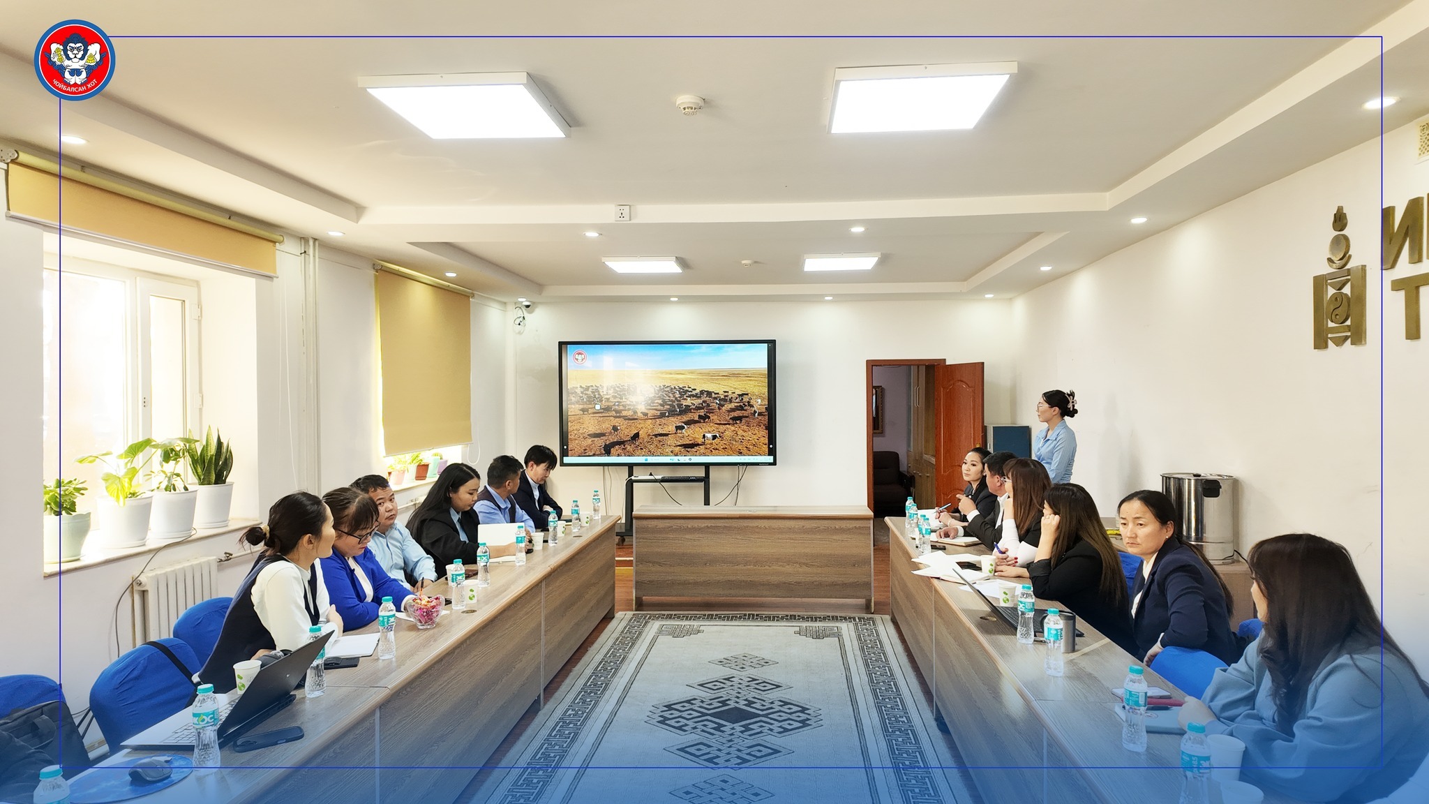 ТӨРИЙН ҮЙЛЧИЛГЭЭНИЙ ЧАНАР, ХҮРТЭЭМЖИЙГ НЭМЭГДҮҮЛЭХ ЗОРИЛГООР СУМЫН ЗАСАГ ДАРГЫН ТАМГЫН ГАЗРЫН 11 БАГИЙН ЗОХИОН БАЙГУУЛАГЧИД СҮХБААТАР АЙМГИЙН ЗАСАГ ДАРГЫН ТАМГЫН ГАЗРЫН ҮЙЛ АЖИЛЛАГААТАЙ ТАНИЛЦАЖ, ТУРШЛАГА СОЛИЛЦОХ УУЛЗАЛТ ЗОХИОН БАЙГУУЛЖ БАЙНА 