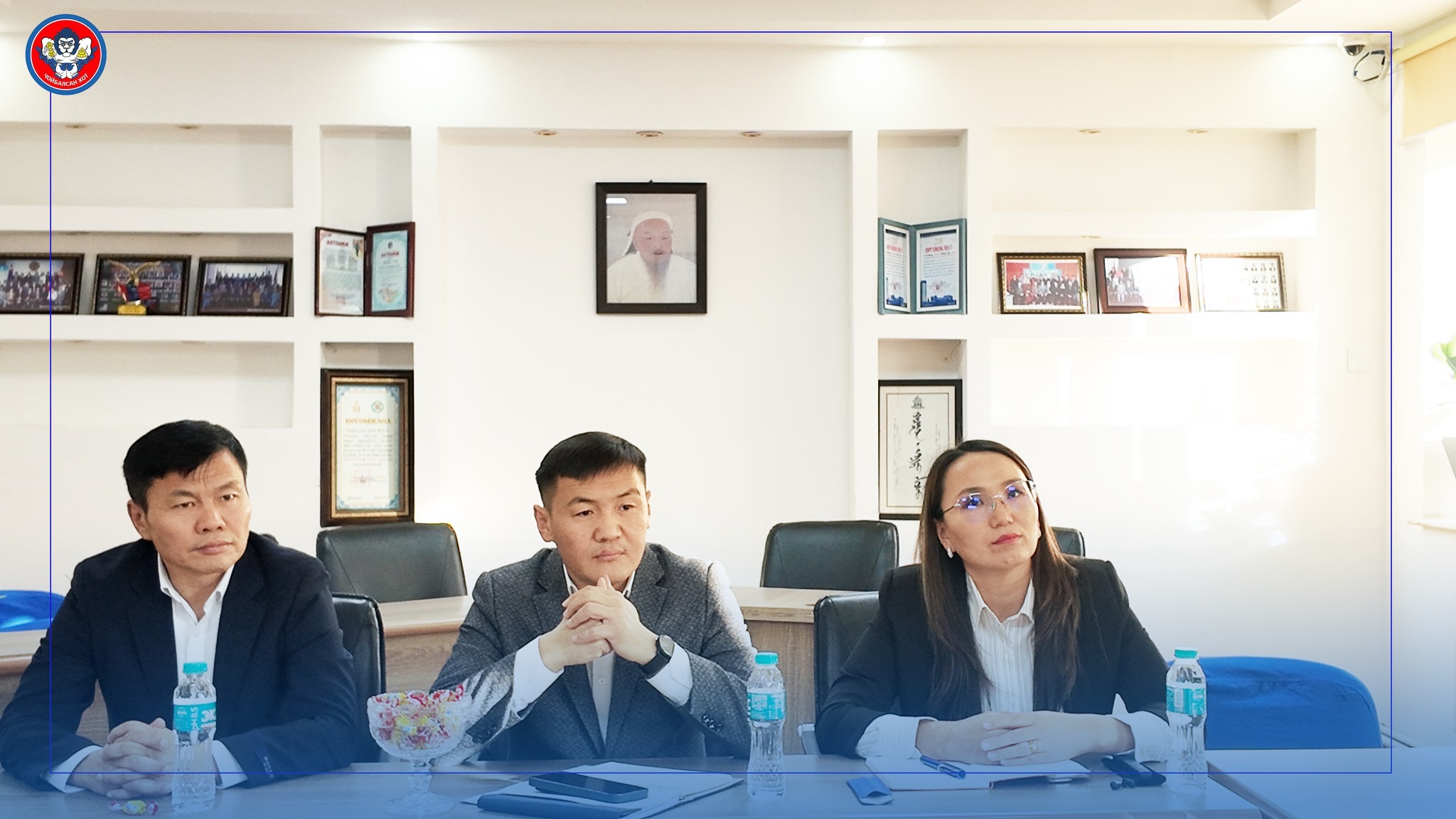 ТӨРИЙН ҮЙЛЧИЛГЭЭНИЙ ЧАНАР, ХҮРТЭЭМЖИЙГ НЭМЭГДҮҮЛЭХ ЗОРИЛГООР СУМЫН ЗАСАГ ДАРГЫН ТАМГЫН ГАЗРЫН 11 БАГИЙН ЗОХИОН БАЙГУУЛАГЧИД СҮХБААТАР АЙМГИЙН ЗАСАГ ДАРГЫН ТАМГЫН ГАЗРЫН ҮЙЛ АЖИЛЛАГААТАЙ ТАНИЛЦАЖ, ТУРШЛАГА СОЛИЛЦОХ УУЛЗАЛТ ЗОХИОН БАЙГУУЛЖ БАЙНА 