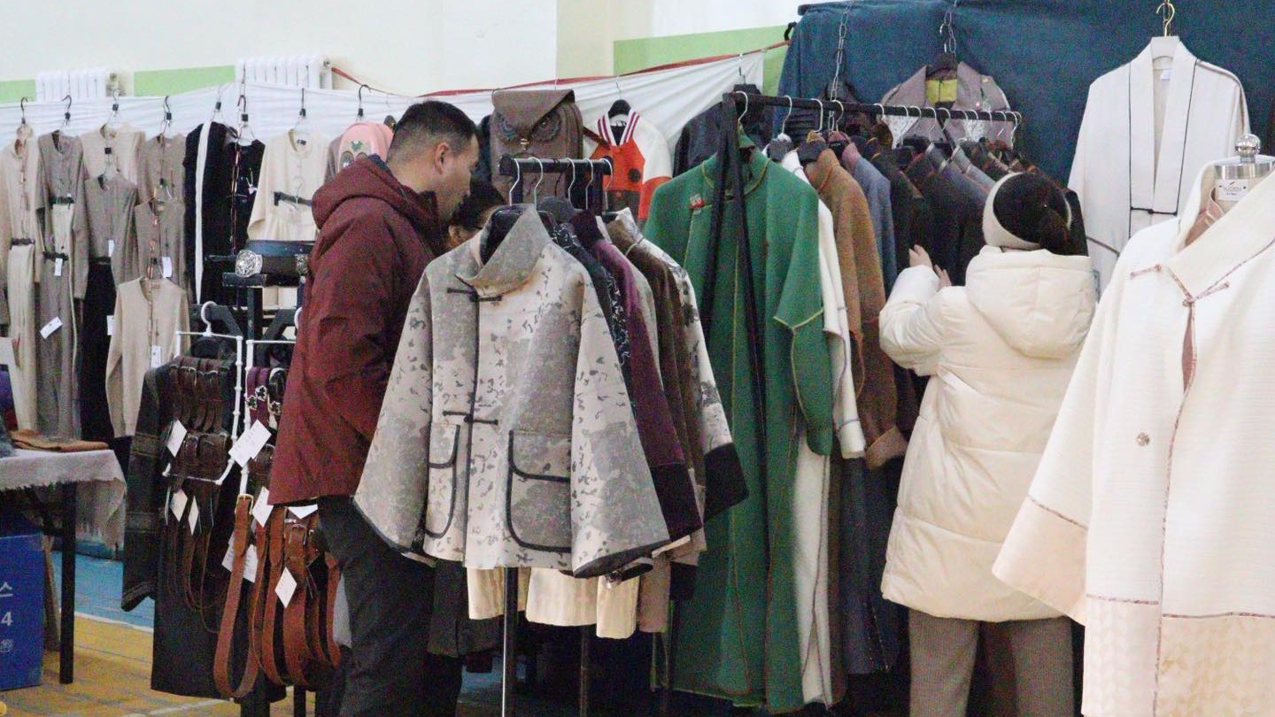 “ҮЗЭСГЭЛЭН ХУДАЛДАА” ЗОХИОН БАЙГУУЛАГДАЖ БАЙНА.