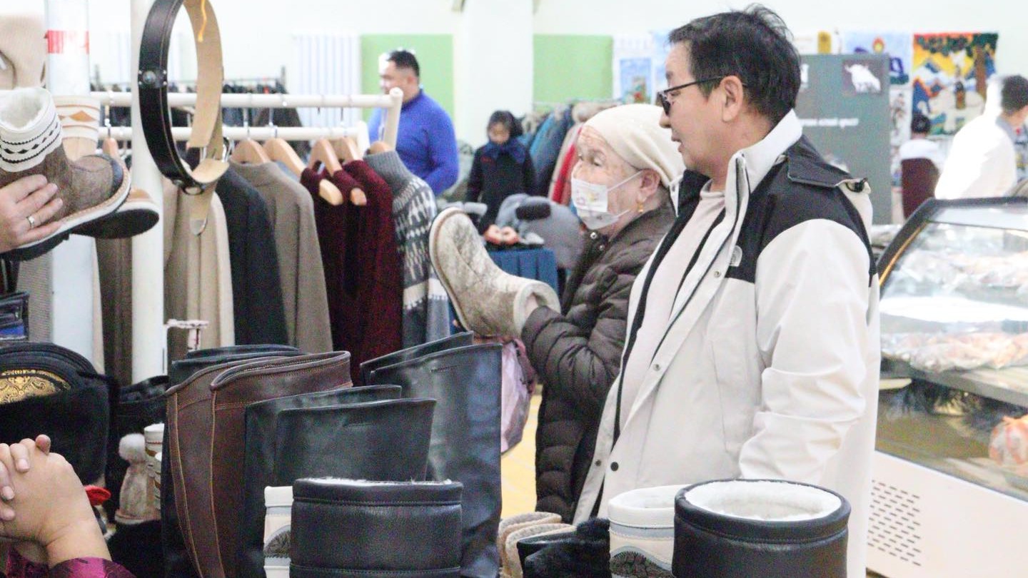 “ҮЗЭСГЭЛЭН ХУДАЛДАА” ЗОХИОН БАЙГУУЛАГДАЖ БАЙНА.