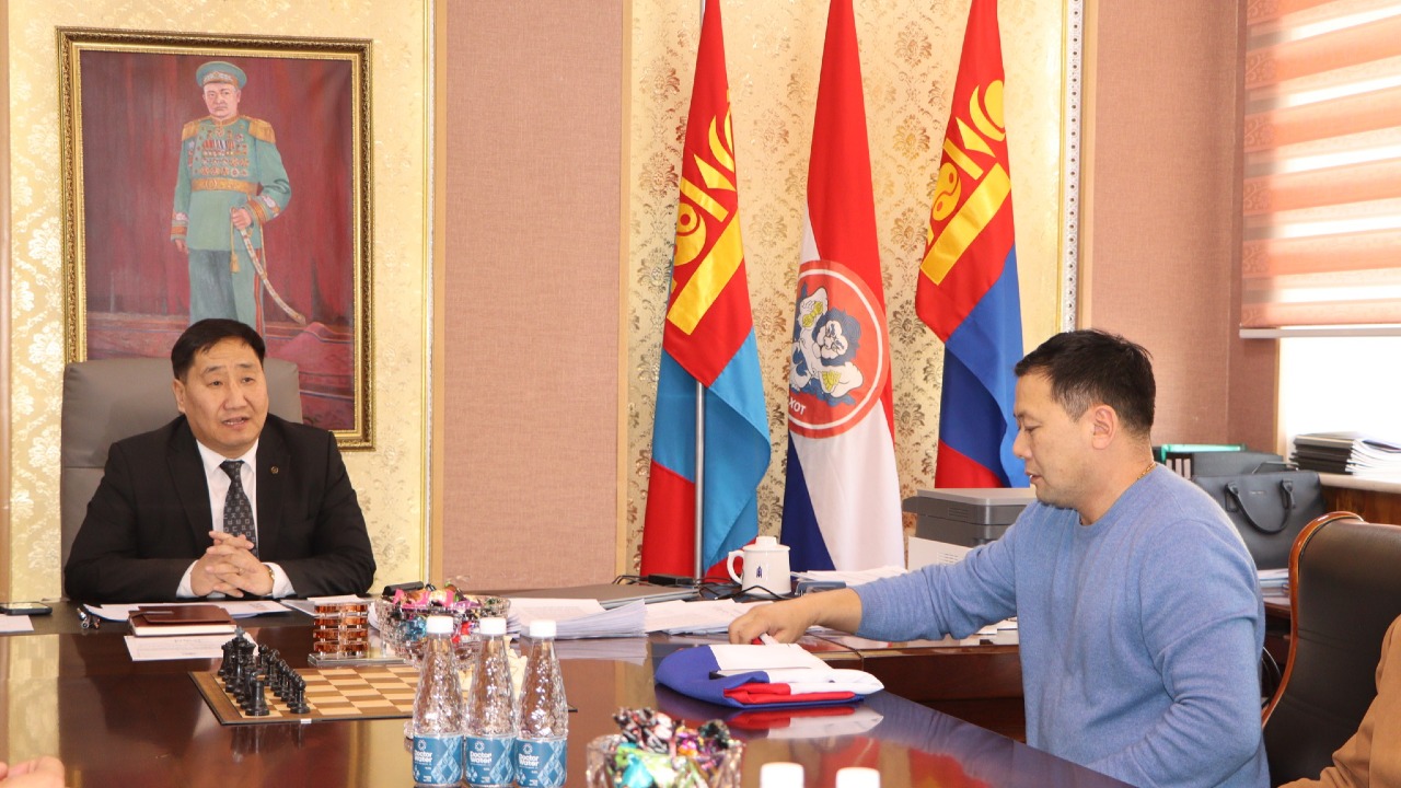 БАГ ТАМИРЧДЫГ ХҮЛЭЭН АВЧ УУЛЗЛАА.