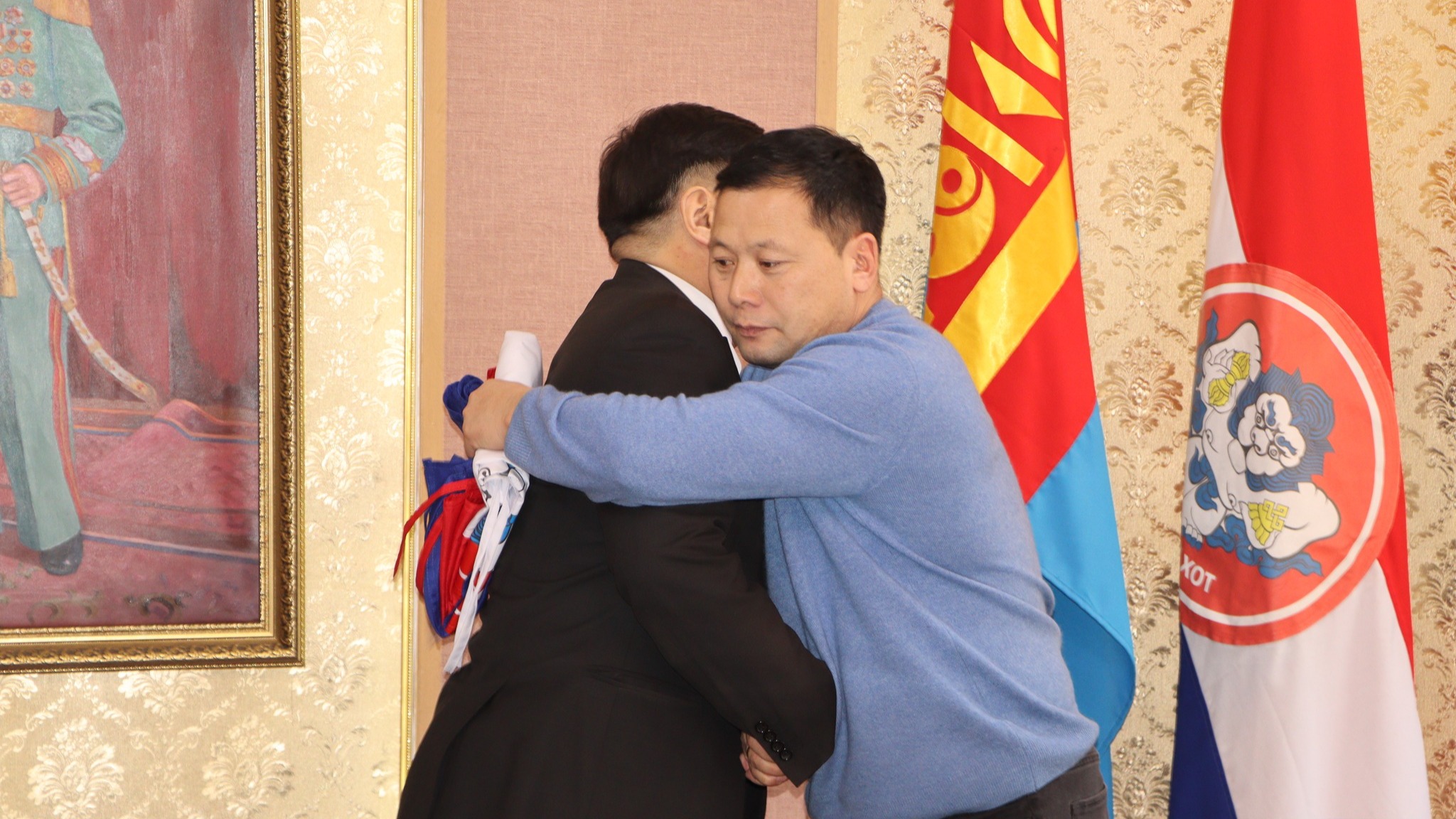 БАГ ТАМИРЧДЫГ ХҮЛЭЭН АВЧ УУЛЗЛАА.