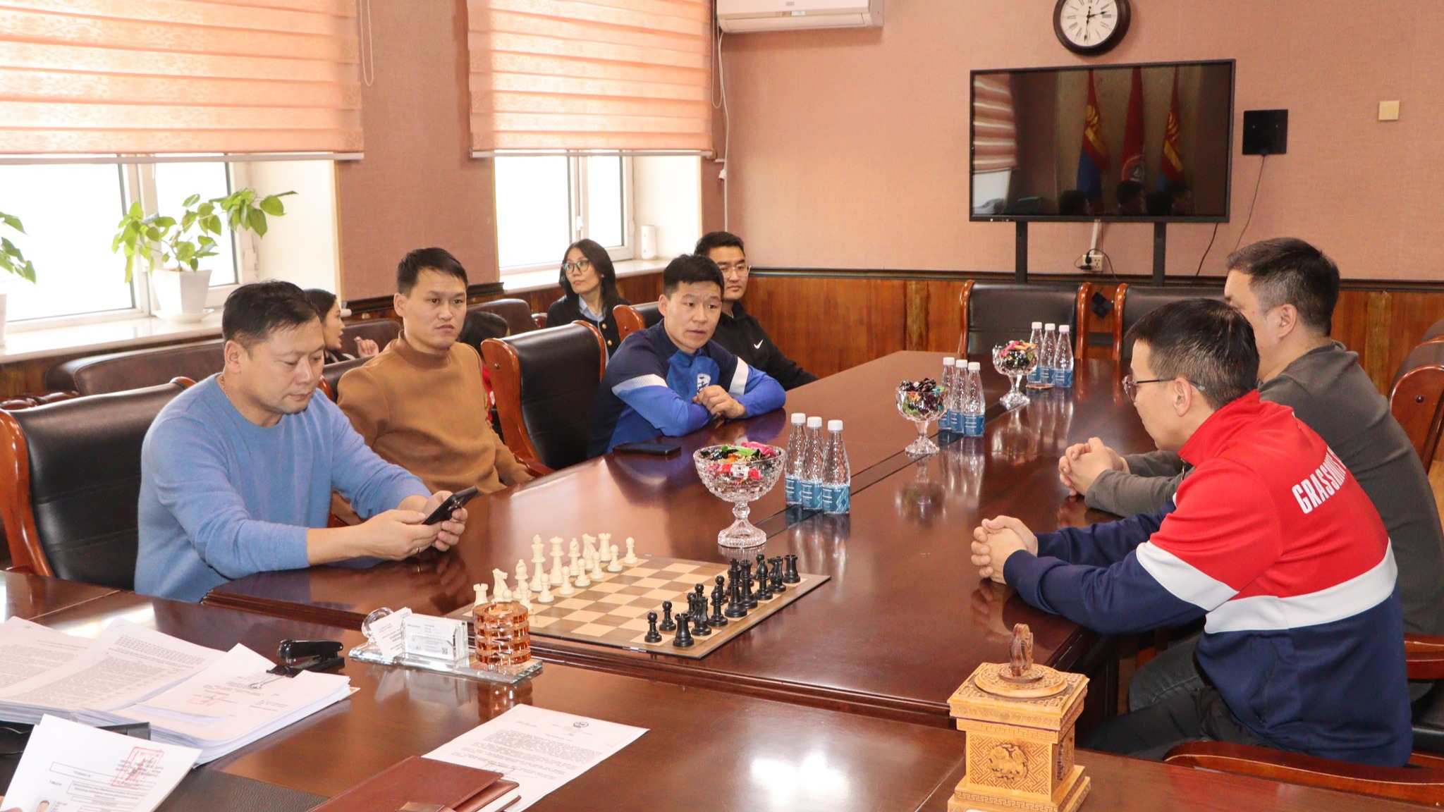 БАГ ТАМИРЧДЫГ ХҮЛЭЭН АВЧ УУЛЗЛАА.