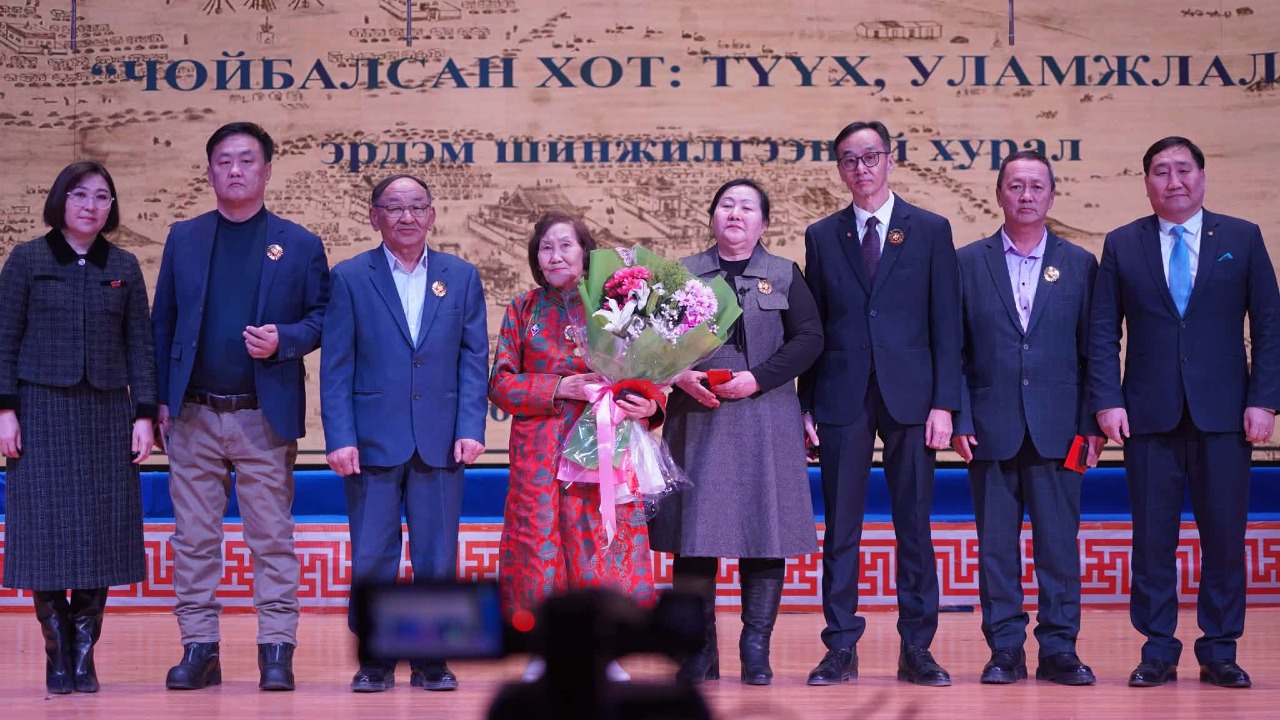 ҮЕ ҮЕИЙН ХОТЫН ДАРГА, УДИРДЛАГУУДЫГ ЧОЙБАЛСАН ХОТЫН “ХҮНДЭТ ИРГЭН” ЦОЛ ТЭМДГЭЭР ШАГНАЛАА.