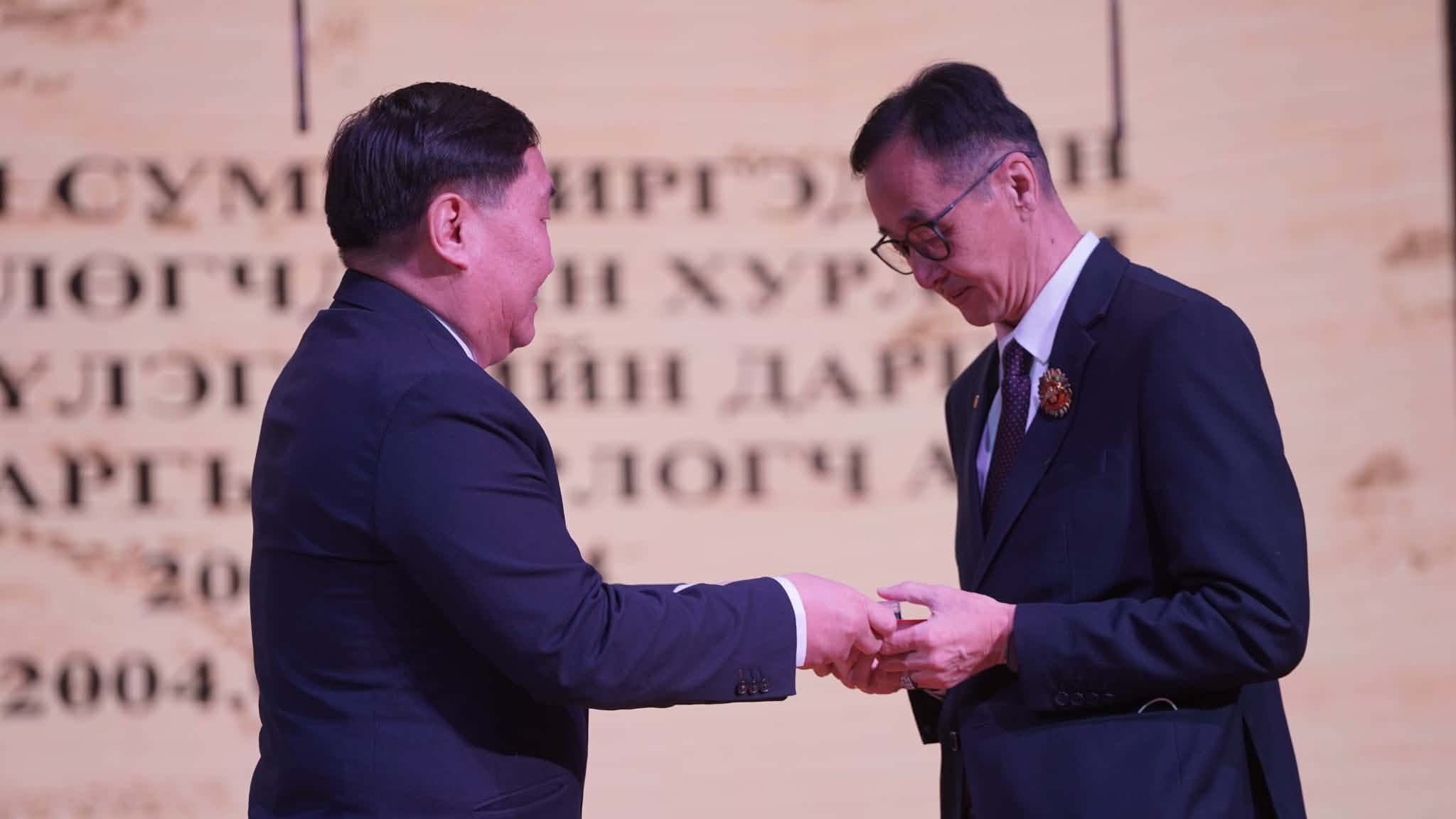 ҮЕ ҮЕИЙН ХОТЫН ДАРГА, УДИРДЛАГУУДЫГ ЧОЙБАЛСАН ХОТЫН “ХҮНДЭТ ИРГЭН” ЦОЛ ТЭМДГЭЭР ШАГНАЛАА.