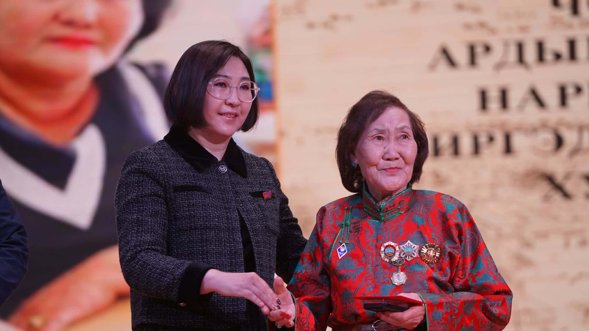 ҮЕ ҮЕИЙН ХОТЫН ДАРГА, УДИРДЛАГУУДЫГ ЧОЙБАЛСАН ХОТЫН “ХҮНДЭТ ИРГЭН” ЦОЛ ТЭМДГЭЭР ШАГНАЛАА.