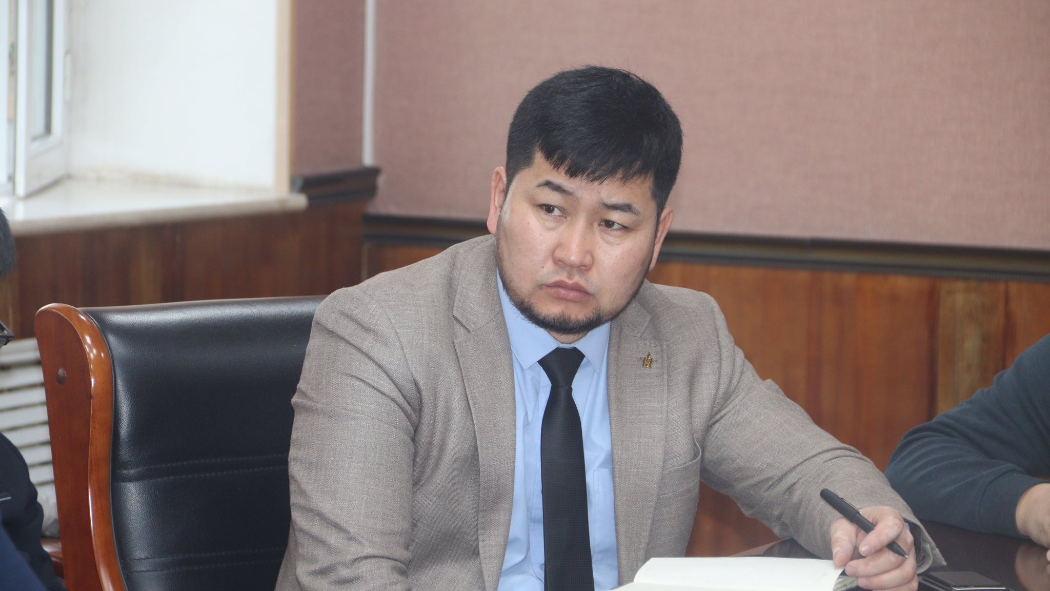 ХЭРЛЭН СУМЫН ЗАСАГ ДАРГА БӨГӨӨД ЧОЙБАЛСАН ХОТЫН ЗАХИРАГЧ С.МӨНХЖАРГАЛ "ХЭРЛЭН ТОХИЖИЛТ ҮЙЛЧИЛГЭЭ” ОНӨААТҮГ, "ЧОЙБАЛСАН СОЁЛ АМРАЛТЫН ХҮРЭЭЛЭН" ОНӨААТҮГ, "ЧОЙБАЛСАН ХӨГЖИЛ" ОНӨҮГ-ЫН ДАРГА, УДИРДЛАГУУДАД ҮҮРЭГ, ЧИГЛЭЛИЙГ ӨГЛӨӨ. 