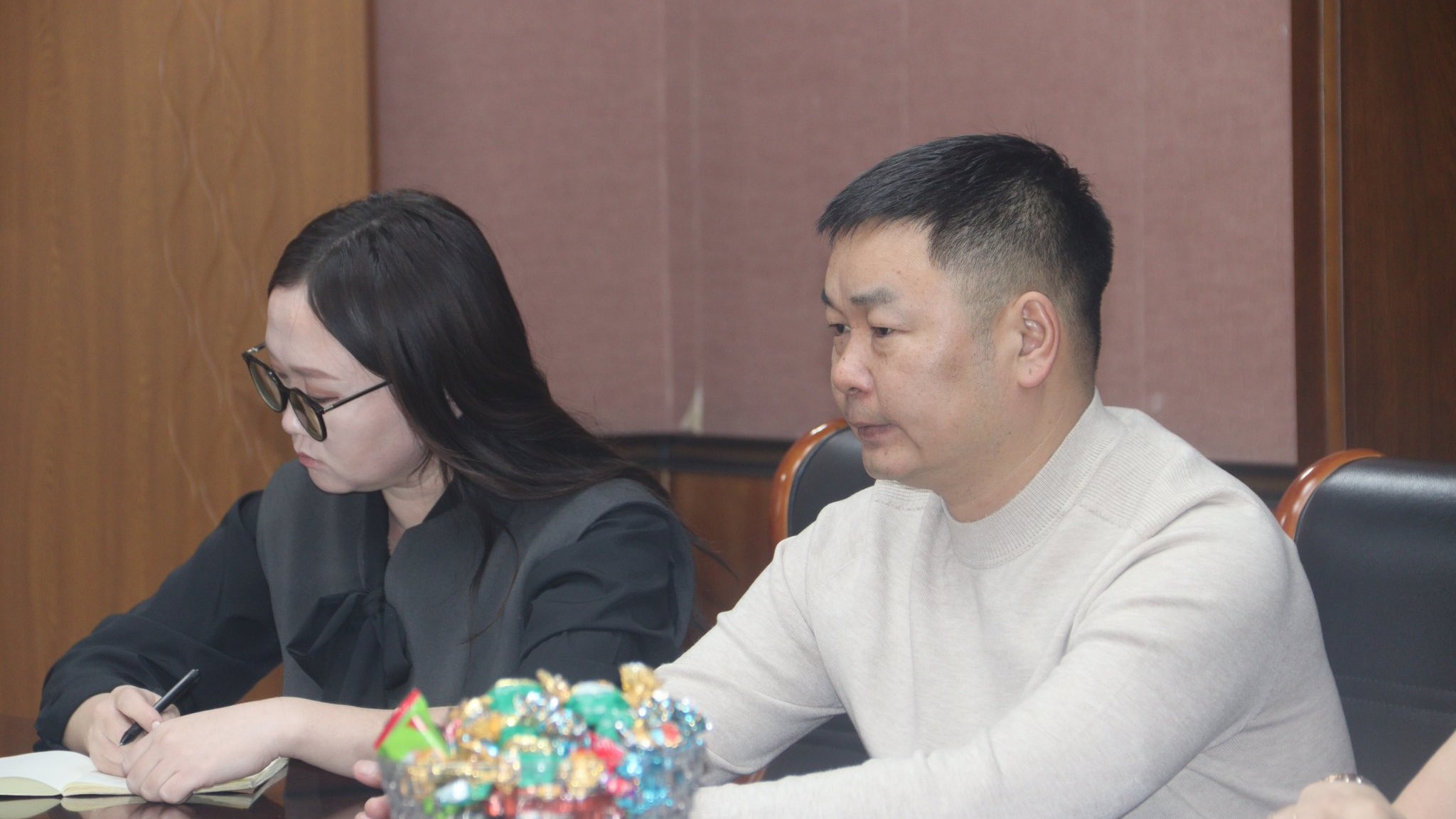 ХЭРЛЭН СУМЫН ЗАСАГ ДАРГА БӨГӨӨД ЧОЙБАЛСАН ХОТЫН ЗАХИРАГЧ С.МӨНХЖАРГАЛ "ХЭРЛЭН ТОХИЖИЛТ ҮЙЛЧИЛГЭЭ” ОНӨААТҮГ, "ЧОЙБАЛСАН СОЁЛ АМРАЛТЫН ХҮРЭЭЛЭН" ОНӨААТҮГ, "ЧОЙБАЛСАН ХӨГЖИЛ" ОНӨҮГ-ЫН ДАРГА, УДИРДЛАГУУДАД ҮҮРЭГ, ЧИГЛЭЛИЙГ ӨГЛӨӨ. 